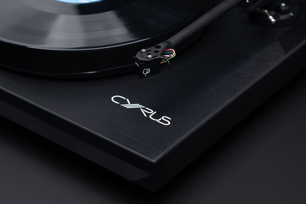 Cyrus_Turntable_016-large.webp