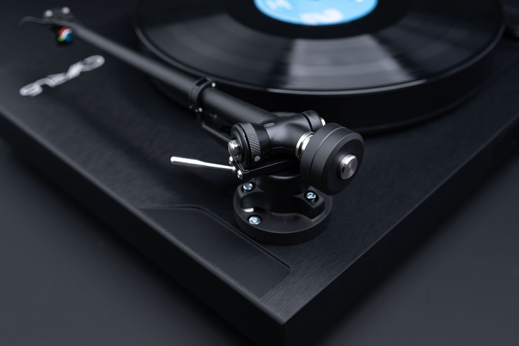 Cyrus_Turntable_022-large.webp